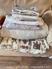 MaxSold Auction: Mixed Bedding & Towels Lot — Assorted Sizes, Colors, Materials - King (Ontario, Canada) SELLER MANAGED Moving Online Auction -  Wells Orchard Crescent