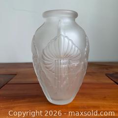 MaxSold Auction: * RARE * 1930s Pierre D’Avesn French Art Deco Satin Clear Incised Calla Lily Vase  - Toronto (Ontario, Canada) SELLER MANAGED Reseller Online Auction -  Crouse Road (STORAGE)