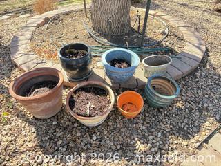 MaxSold Auction: Various pots - Erie (Colorado, USA) SELLER MANAGED Moving Online Auction - Madison Drive