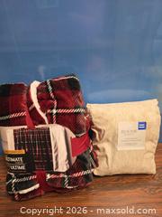 MaxSold Auction: Throw Blanket & Sheet Set - Calgary (Alberta, Canada) SELLER MANAGED Estate Sale Online Auction - 59 Avenue South East