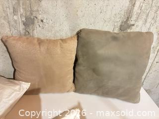 MaxSold Auction: Throw pillows B - London (Ontario, Canada) PARTNER MANAGED Estate Sale Online Auction - Brixham Crescent