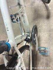 MaxSold Auction: Trek Seven2 (7.2) Hybrid/Commuter Bike - White - Ottawa (Ontario, Canada) SELLER MANAGED Downsizing Online Auction - Grenfell Crescent