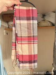 MaxSold Auction: Scarves x2 Brand New  - Toronto (Ontario, Canada) SELLER MANAGED Downsizing Online Auction -  Bathurst Subway Station (CONDO)