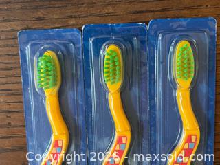 MaxSold Auction:  Vintage Bob the Builder Zooth Toothbrushes Lot of 3 - New in Package (2001/2003) - Toronto (Ontario, Canada) SELLER MANAGED Downsizing Online Auction - Dovercourt Road