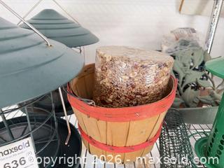 MaxSold Auction: Bird Feeders A - Bethlehem Township (Pennsylvania, USA) PARTNER MANAGED Downsizing Online Auction - Margate Road