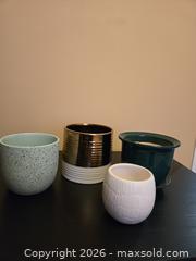 MaxSold Auction: Flower Pots & Vases - Brampton (Ontario, Canada) SELLER MANAGED Downsizing Online Auction - Nevada Court