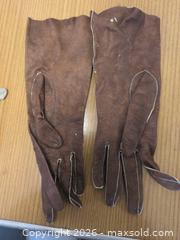 MaxSold Auction: 2 pairs of ladies gloves  - Springwater (Ontario, Canada) SELLER MANAGED Downsizing Online Auction - Queen Street West