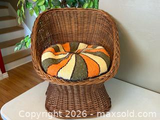 MaxSold Auction: Vintage Wicker Scoop Chair - London (Ontario, Canada) PARTNER MANAGED Downsizing Online Auction - Trillium Crescent