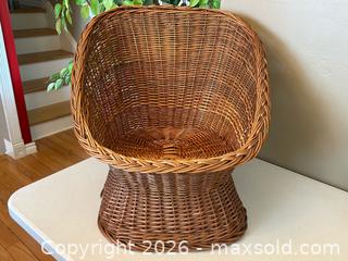 MaxSold Auction: Vintage Wicker Scoop Chair - London (Ontario, Canada) PARTNER MANAGED Downsizing Online Auction - Trillium Crescent