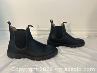 MaxSold Auction: Black Waterproof Insulated Chelsea Style Boots Size 12 - Ottawa (Ontario, Canada) SELLER MANAGED Moving Online Auction -  Sablewood Place