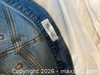 MaxSold Auction: Madewell Jeans Size 29 Cropped Raw Hem Denim - Ottawa (Ontario, Canada) SELLER MANAGED Moving Online Auction -  Sablewood Place