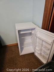 MaxSold Auction: Bar fridge. - Kawartha Lakes (Ontario, Canada) SELLER MANAGED Estate Sale Online Auction - Mary Street West