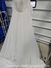 MaxSold Auction: Vera Wang Ivory A-line Ballgown Wedding Dress Size 4 - Toronto (Ontario, Canada) PARTNER MANAGED Reseller Online Auction - Coldwater Road