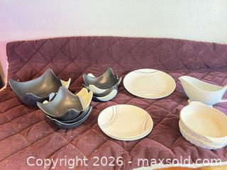 MaxSold Auction: Modern Ceramic Stoneware Dinnerware Set with Scalloped Bowls - Las Vegas (Nevada, USA) PARTNER MANAGED Estate Sale Online Auction - Masked Duck Avenue