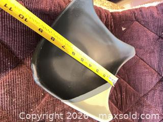 MaxSold Auction: Modern Ceramic Stoneware Dinnerware Set with Scalloped Bowls - Las Vegas (Nevada, USA) PARTNER MANAGED Estate Sale Online Auction - Masked Duck Avenue