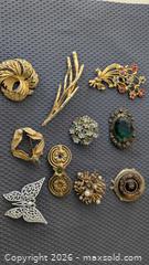 MaxSold Auction: Lot of Brooches  - Cambridge (Ontario, Canada) SELLER MANAGED Reseller Online Auction - Dakin Crescent