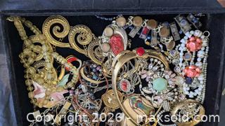 MaxSold Auction: Lot of Costume Jewelry  - Cambridge (Ontario, Canada) SELLER MANAGED Reseller Online Auction - Dakin Crescent