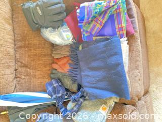 MaxSold Auction: Mixed Lot of 8–12 Winter Hats, Scarves, Gloves & Umbrellas - Denver (Colorado, USA) PARTNER MANAGED Estate Sale Online Auction - Fenton Street
