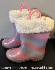 MaxSold Auction: Girls snow boots - Hamilton (Ontario, Canada) SELLER MANAGED Downsizing Online Auction - Bobalink Road.