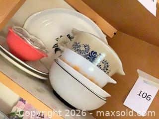 MaxSold Auction: Vintage Pyrex & Mixed Plastic Mixing Bowl Lot, 7+ Pieces - Carson (California, USA) PARTNER MANAGED Estate Sale Online Auction -  South Perry Street