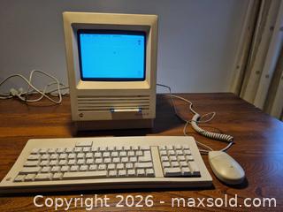 MaxSold Auction: Vintage Apple Macintosh SE M5010 All-in-One Desktop Computer - functional - Ottawa (Ontario, Canada) SELLER MANAGED Downsizing Online Auction - St.-Denis Street