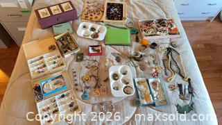 MaxSold Auction: Costume Jewelry, Handbag and More  - Toronto (Ontario, Canada) Downsizing Online Auction - Wellesley Street East (CONDO)