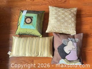 MaxSold Auction: Throw Cushions B - Toronto (Ontario, Canada) Downsizing Online Auction - Wellesley Street East (CONDO)