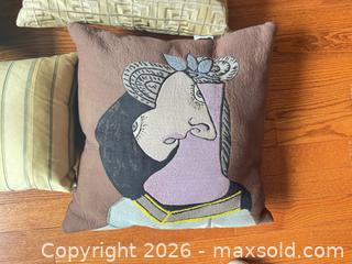 MaxSold Auction: Throw Cushions B - Toronto (Ontario, Canada) Downsizing Online Auction - Wellesley Street East (CONDO)