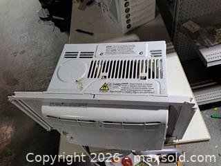 MaxSold Auction: Frigidaire air conditioner - Upper Moreland Township (Pennsylvania, USA) SELLER MANAGED Charity/Fundraising Online Auction - Davisville Road