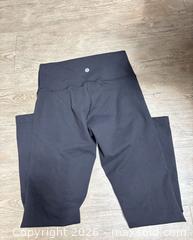 MaxSold Auction: Lululemon Size 6 Black High-Rise Cropped Leggings - Spencerport (New York, USA) SELLER MANAGED Downsizing Online Auction -  West Avenue