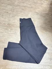 MaxSold Auction: Lululemon Size 6 Black High-Rise Cropped Leggings - Spencerport (New York, USA) SELLER MANAGED Downsizing Online Auction -  West Avenue