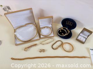 MaxSold Auction: Necklaces, Bracelets, Earrings - Oakville (Ontario, Canada) PARTNER MANAGED Estate Sale Online Auction - Caulder Drive