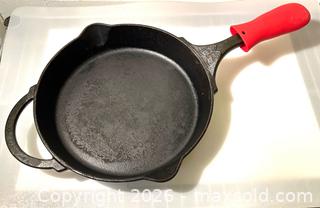 MaxSold Auction: Lodge & Pioneer Woman Cast Iron Skillets with Stainless Steel Stock Pot & Creamer - Toronto (Ontario, Canada) SELLER MANAGED Moving Online Auction - Howard Park Avenue