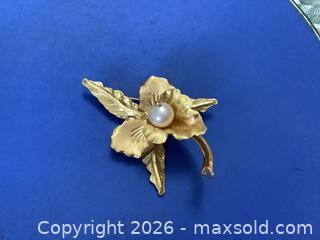 MaxSold Auction: 18 K Yellow Gold Lily & Pearl Brooch  - King (Ontario, Canada) PARTNER MANAGED Downsizing Online Auction - Weston Road