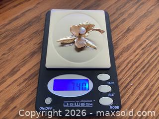 MaxSold Auction: 18 K Yellow Gold Lily & Pearl Brooch  - King (Ontario, Canada) PARTNER MANAGED Downsizing Online Auction - Weston Road