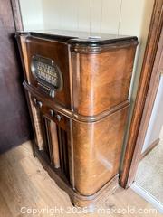 MaxSold Auction: RCA Victor 1940s Console Radio Wooden Cabinet C - East Vincent Township (Pennsylvania, USA) Downsizing Online Auction - Sheeder Road