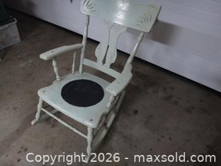 MaxSold Auction: VINTAGE ROCKING CHAIR - Ajax (Ontario, Canada) SELLER MANAGED Downsizing Online Auction - Noake Crescent