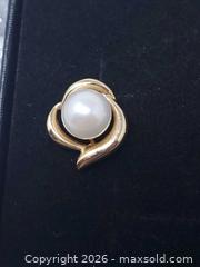 MaxSold Auction: Pair of 14K Gold and Pearl Earrings - Toronto (Ontario, Canada) SELLER MANAGED Estate Sale Online Auction - Swanwick Avenue