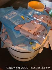 MaxSold Auction: Food saver and cooling patches - Brampton (Ontario, Canada) SELLER MANAGED Reseller Online Auction - Elizabeth Street North (CONDO)