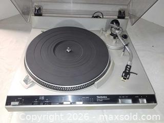 MaxSold Auction: Vintage Technics SL-3350 Direct-Drive Turntable, 33/45 RPM, Silver - Toronto (Ontario, Canada) PARTNER MANAGED Reseller Online Auction - Queen Street West