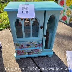 MaxSold Auction: (145) Redesigned vintage jewellery box - Strathroy-Caradoc (Ontario, Canada) SELLER MANAGED Downsizing Online Auction - Strathroyal Avenue