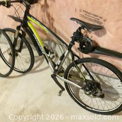 MaxSold Auction: Specialized Stumpjumper 26-inch Aluminum Mountain Bike - Aurora (Ontario, Canada) SELLER MANAGED Downsizing Online Auction -  Kane Crescent