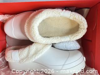 MaxSold Auction: Hunter Ankle Rain Bootie, UK 8, White/Cream - San Jose (California, USA) PARTNER MANAGED Estate Sale Online Auction - East Humboldt Street