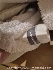 MaxSold Auction: 2 Shelves of Mixed White Cotton Towels — Bath, Hand & Washcloths - Toronto (Ontario, Canada) PARTNER MANAGED Estate Sale Online Auction - Yorkville Avenue (CONDO) PART 2