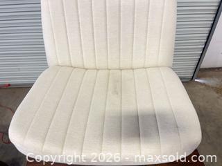 MaxSold Auction: Mid-Century Modern Off-White Swivel Accent Chair - North Las Vegas (Nevada, USA) SELLER MANAGED Reseller Online Auction -  Rockpebble Avenue