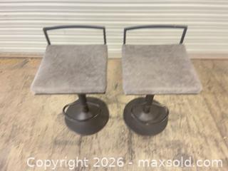 MaxSold Auction: Set of 2 Modern Industrial Adjustable Swivel Bar Stools - North Las Vegas (Nevada, USA) SELLER MANAGED Reseller Online Auction -  Rockpebble Avenue