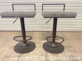 MaxSold Auction: Set of 2 Modern Industrial Adjustable Swivel Bar Stools - North Las Vegas (Nevada, USA) SELLER MANAGED Reseller Online Auction -  Rockpebble Avenue