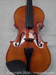 MaxSold Auction: 4/4 (Full Size) RHYTHM Violin — Brown/Amber, Case & Bow - Toronto (Ontario, Canada) PARTNER MANAGED Reseller Online Auction - Queen Street West