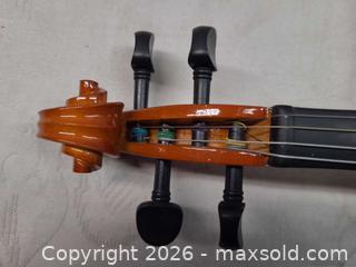 MaxSold Auction: 4/4 (Full Size) RHYTHM Violin — Brown/Amber, Case & Bow - Toronto (Ontario, Canada) PARTNER MANAGED Reseller Online Auction - Queen Street West