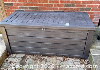 MaxSold Auction: Outdoor Resin Storage Deck Box - Oakville (Ontario, Canada) PARTNER MANAGED Downsizing Online Auction - All Saints Crescent